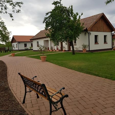 Tóth Vendégház és Apartmanház Újfehértó Exterior foto
