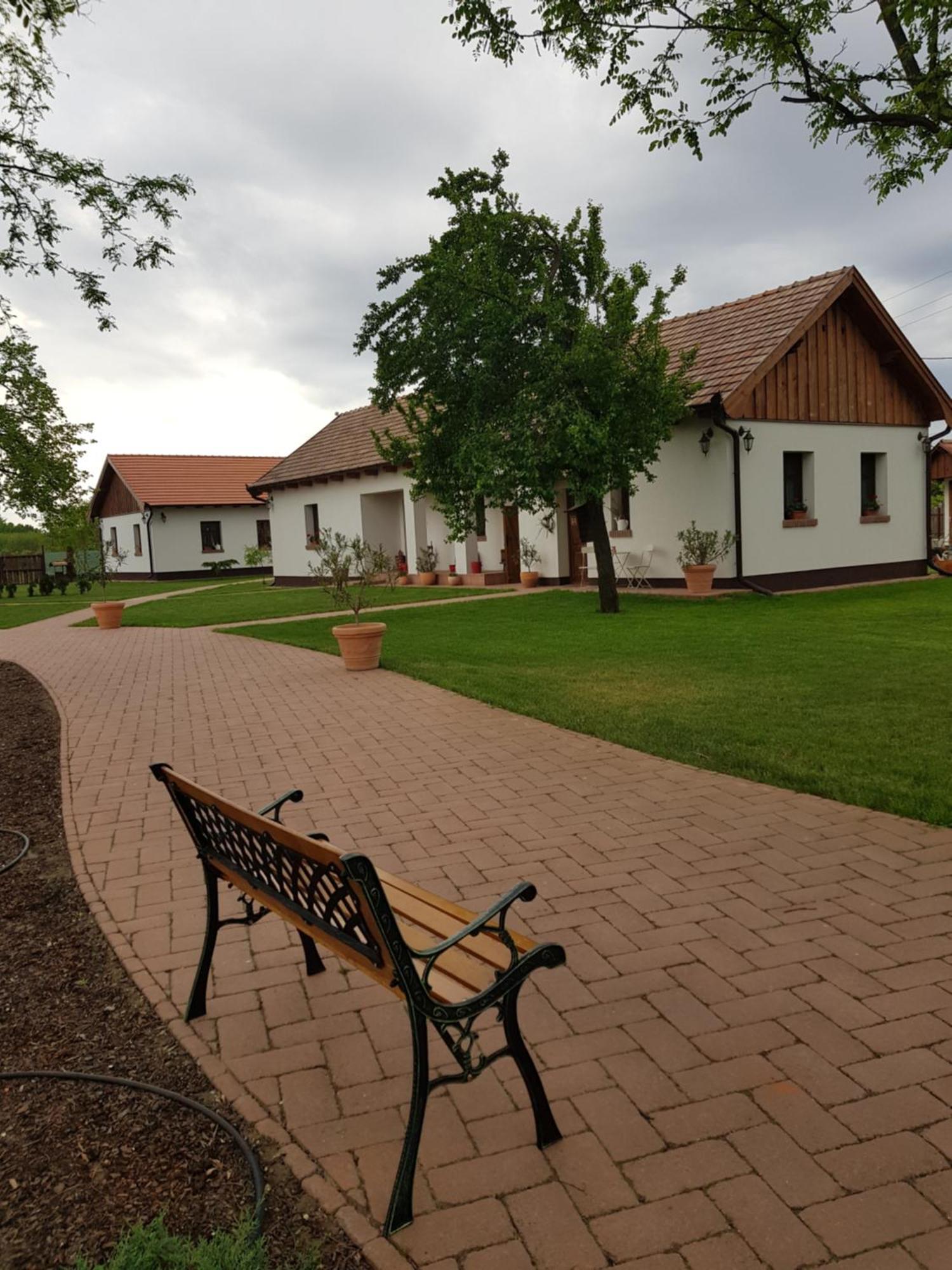 Tóth Vendégház és Apartmanház Újfehértó Exterior foto