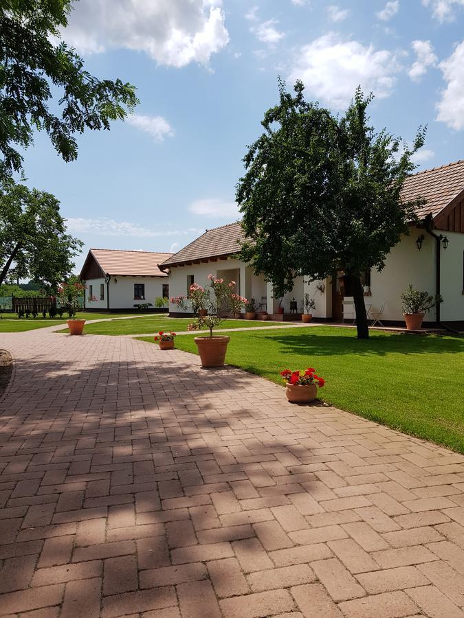 Tóth Vendégház és Apartmanház Újfehértó Exterior foto