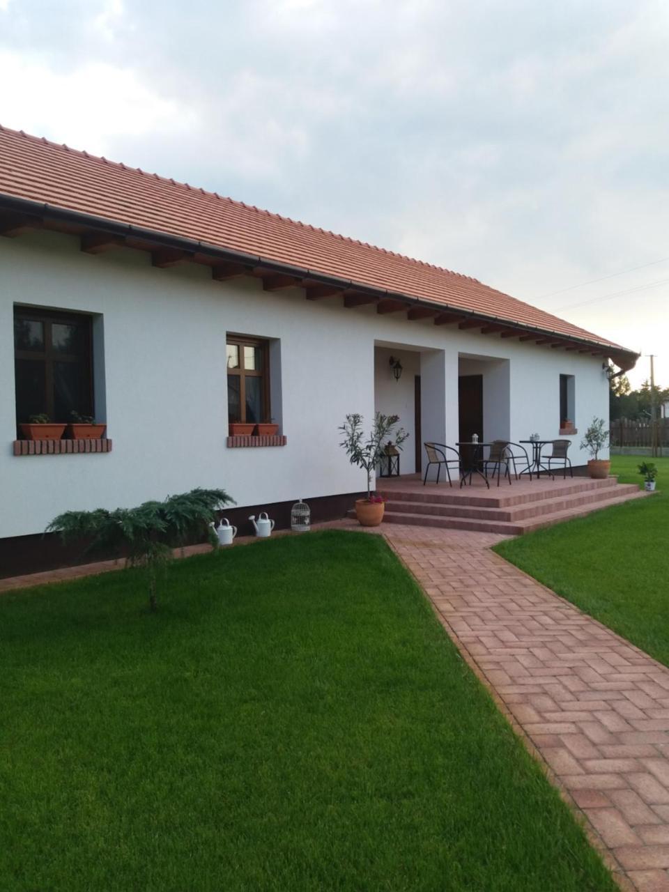 Tóth Vendégház és Apartmanház Újfehértó Exterior foto